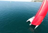 trimaran čarter jahta jedrenje s genakerom na jarbolu